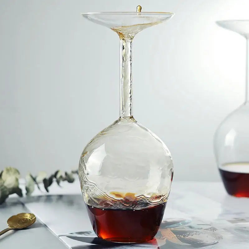 Taça de vinho invertida