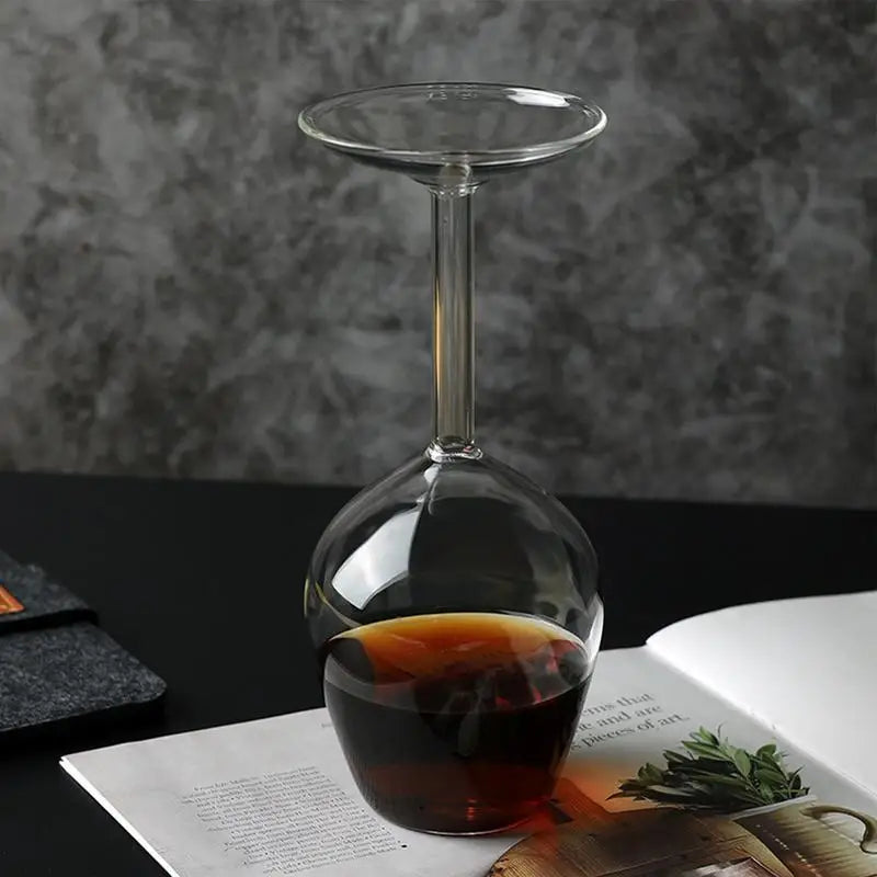 Taça de vinho invertida