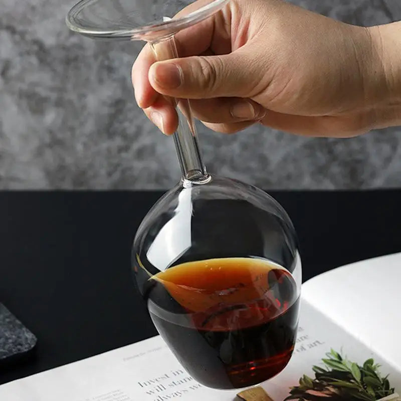 Taça de vinho invertida